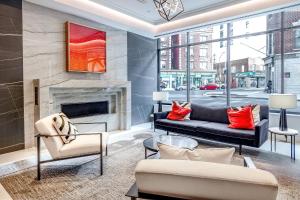 Area soggiorno di Modern Apt with Indoor Pool