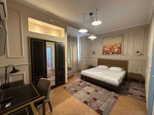 Postel nebo postele na pokoji v ubytování Edisem Hotel