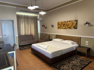 Postel nebo postele na pokoji v ubytování Edisem Hotel
