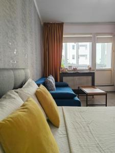 una habitación de hotel con una cama y un sofá en Sunset Bucharest, en Bucarest