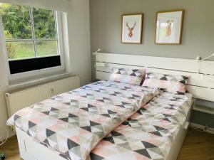 - une chambre avec un lit en damier dans l'établissement Harztraum-6, à Braunlage