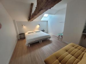 une chambre avec un lit et un canapé dans une pièce dans l'établissement Domaine Les Chauveaux, 3 gites, 26 personnes, 1 salle, à Antran