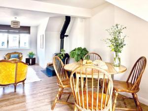 a dining room with a table and chairs at Sunny Seaside Sanctuary - Two Bedroom Apartment in Brighton & Hove +15 photos