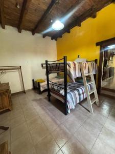 une chambre avec deux lits superposés dans une pièce dans l'établissement Casa79sancris, à San Cristóbal de Las Casas