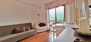 a living room with a couch and a table at Nido IN montagna in Tarvisio