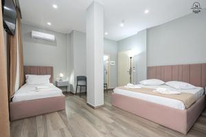 Postel nebo postele na pokoji v ubytování Julius Hotel