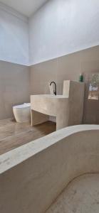 Koupelna v ubytování Peaceful 2BR House with Rice Field View Near Beach & Local Spots