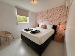 Rúm í herbergi á Boutique Hotel & apartments JT Curaçao