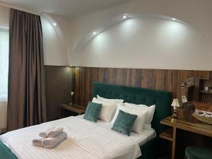 ブランにあるCasa Braneanaのタオルが敷かれたベッドのある寝室 +138枚の写真