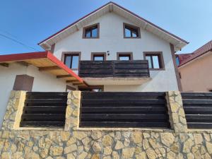 SalcioaraCASA RIZEA的一座石墙房子和一座建筑