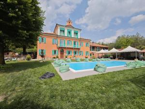 a large house with a swimming pool in the yard at Cà Somasso in Rivalba