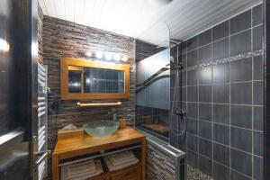 a bathroom with a sink and a shower at Charmant Appartement avec balcon in Chamonix-Mont-Blanc