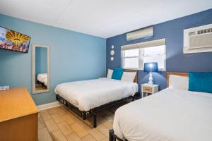 Postel nebo postele na pokoji v ubytování 6201 Ocean Ave, Unit 105 - The Nassau Inn