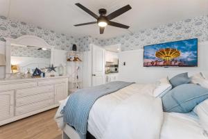 Un dormitorio con una cama y un ventilador de techo. en 301 Ocean Ave, Unit 201 - The Harbor Light, en North Wildwood 14 fotos más