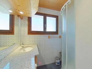 Et badeværelse på Appartement 2 pièces, 6 couchages, centre du Grand-Bornand, proche commerces et télécabine - FR-1-241-106