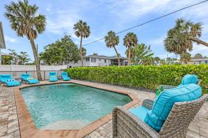una piscina con tumbonas y una piscina con sauna en Close to Beach & Bay Retreat - Gulf Island Breeze - Roelens, en Fort Myers Beach