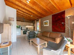 Η κουζίνα ή μικρή κουζίνα στο Bungalow near Beach and Forest in De Blenck +12 φωτογραφίες