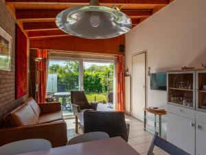 Η κουζίνα ή μικρή κουζίνα στο Bungalow near Beach and Forest in De Blenck