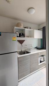 Η κουζίνα ή μικρή κουζίνα στο Dcondo mine Kathu Phuket +12 φωτογραφίες