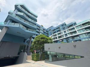 a large apartment building with a building at Acqua Condo By Dw in Ban Nong Chaeng