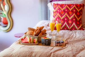 a tray of bread and two glasses of orange juice at De Betovering in Zeewolde