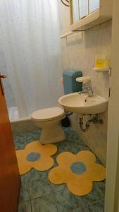 Bilik mandi di Apartments Vesna