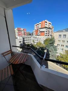 Un balcón con un banco y vista a una ciudad. en Boutique Central Studio Apartments, en Tirana