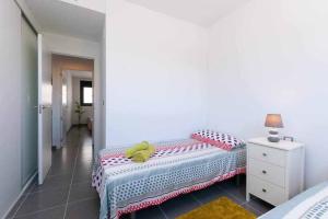 - une chambre avec un lit doté de 2 bananes dans l'établissement Apartamento costero en una comunidad de lujo, à Arenales del Sol 21 autres photos