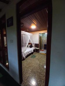 Postel nebo postele na pokoji v ubytování Ella Happy View Homestay