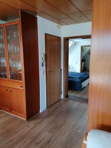 a room with a bedroom with a bed and a mirror at Auszeit im Grünen vor den Toren Hamburgs in Quickborn