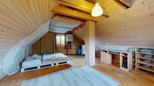 Un dormitorio con una cama y un escritorio en una habitación. en Slamený dom, en Krupina