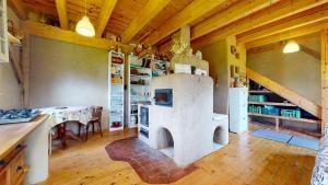 una cocina con horno en el medio de una habitación en Slamený dom, en Krupina