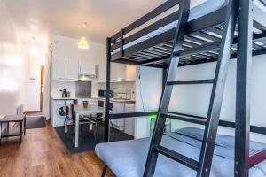 Cette chambre comprend une mezzanine avec une échelle. dans l'établissement LyonPaulBert, à Lyon 11 autres photos