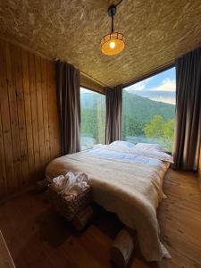 Voodi või voodid majutusasutuse Cottages in Chirdili toas