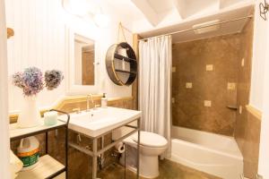 Koupelna v ubytování The Lantern House, Walk to Harbor, Great Outdoors + 37 fotografií