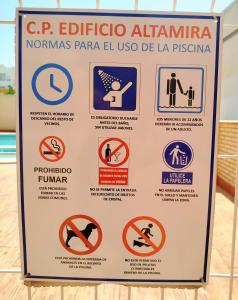 a sign in a building that warns of prohibited signs at Terraza acogedora , Piscina , Parking, Aire Acondicionado, in El Campello