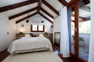 a bedroom with a bed in a room with a window at Villa Nauta Peljesac, Ferienhaus Mit Whirpool in Lovište