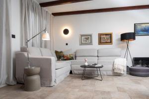 a living room with a couch and a table at Villa Nauta Peljesac, Ferienhaus Mit Whirpool in Lovište