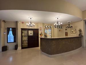 un vestíbulo con un bar con lámparas de araña en Vintage H&R St Anna, en Sofía