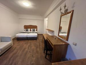 Un dormitorio con una cama, un escritorio y un espejo. en Vintage H&R St Anna, en Sofía 74 fotos más