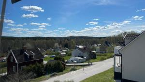 a residential neighborhood with houses and a road at Villa ASTRID PremiumFerienhaus inkl Bettwäsche Handtücher in Storebro