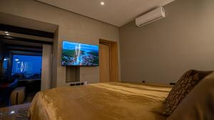 TV a/nebo společenská místnost v ubytování Harmony Hideaway by AURA