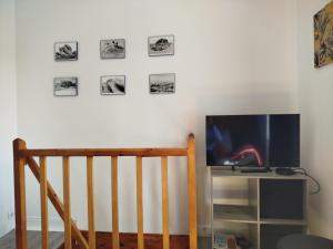 TV a/nebo společenská místnost v ubytování Duplex charmant et calme avec vue sur Morlaix