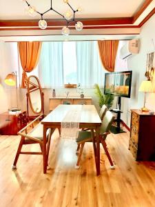 TV a/nebo společenská místnost v ubytování Yeonnam Forest Road Stay - OPEN Hongdae,Shinchon + 21 fotografií