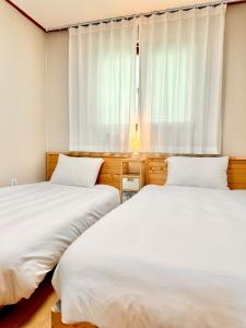 Postel nebo postele na pokoji v ubytování Yeonnam Forest Road Stay - OPEN Hongdae,Shinchon