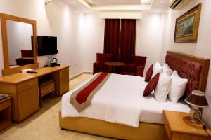 TV a/nebo společenská místnost v ubytování Bayan International Hotel