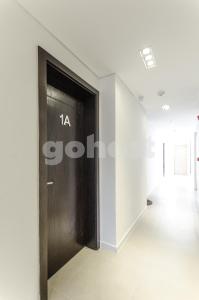 un pasillo con una puerta en un edificio en Apartment Located Steps From Shopping Del Sol, en Asunción 22 fotos más