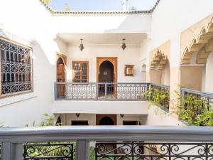 een uitzicht vanaf het balkon van een huis bij Riad Serendip in Marrakesh +27 foto's