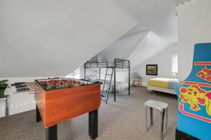 Katil atau katil-katil dalam bilik di 5BDRM GEM with Arcade - Mt Wash
