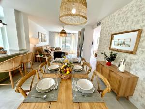 a dining room and living room with a table and chairs at GATU Villa Luna Casa de campo con piscina privada in Melegis